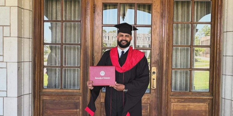 الباحث وائل ربيعي يحصل على الماجستير من جامعة أركنساس الأمريكية عن أول رسالة علمية بشأن أحداث ٧ أكتوبر