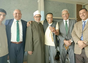  رئيس جامعة الأزهر يزور الدكتور علاء جانب ويُطَمئن محبيه أنه بخير