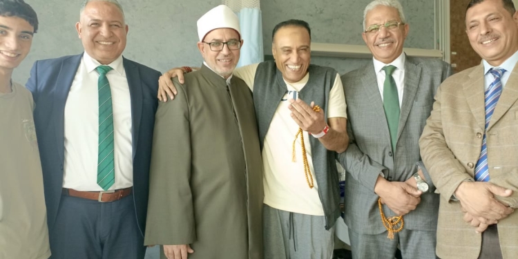 رئيس جامعة الأزهر يزور الدكتور علاء جانب ويُطَمئن محبيه أنه بخير
