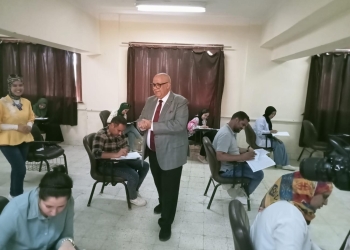 رئيس جامعة الأقصر يتفقد امتحانات الفصل الدراسي الثاني