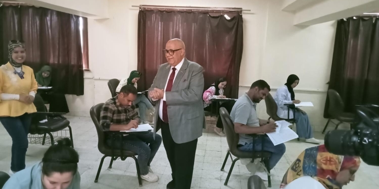 رئيس جامعة الأقصر يتفقد امتحانات الفصل الدراسي الثاني
