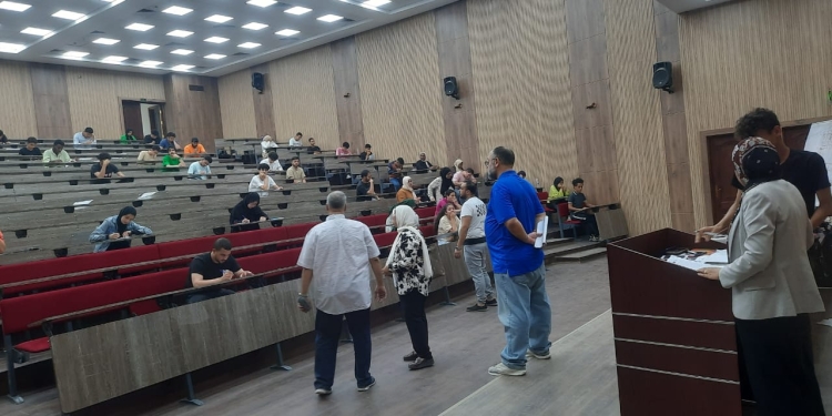 عميد الكلية التكنولوجية بالقاهرة تتفقد سير الامتحانات