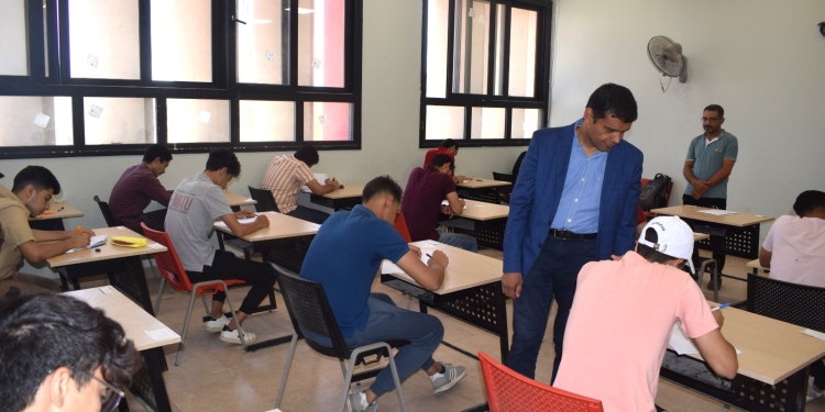 مدير الكلية التكنولوجية بأسيوط يتفقد لجان الامتحانات