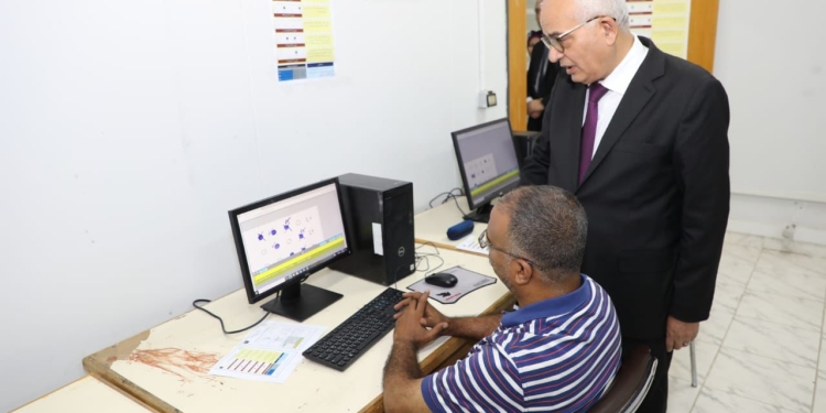  الثانوية العامة 2024..  البنطلون البني يكشف هوية مصور امتحان "الإنجليزي" 