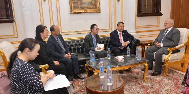 الخشت يستقبل وفدًا رفيع المستوى من جامعة فودان الصينية بجامعة القاهرة الدولية