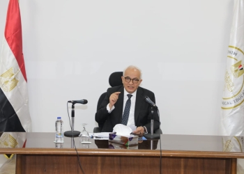 الخميس 27 يونيو 2024 فى ضوء توجيهات الدكتور رضا حجازي وزير التربية والتعليم والتعليم الفني ورئيس مجلس إدارة الأكاديمية المهنية للمعلمين للارتقاء بمنظومة اعتماد خدمات التنمية المهنية المقدمة لأعضاء هيئة التعليم، تم اعتماد مدربين TOT في مجال تخصص STEM ومجال تخصص التربية الخاصة. وأوضحت الدكتورة زينب خليفة مدير الأكاديمية المهنية للمعلمين أنه تم موافقة السلطة المختصة على اعتماد المراجعين والمدربين TOT وفق الشروط والإجراءات التي تم اعتمادها، مشيرة إلى أنه قد أتم المتقدمون للاعتماد كمدربين TOT في مجال تخصص STEM ومجال تخصص التربية الخاصة جميع الإجراءات، وقامت الإدارة العامة لمركز لمعلومات بالتنسيق مع الإدارة العامة لاعتماد جودة منظومة التدريب ببناء منظومة إلكترونية متكاملة على منصة المعلم وما يتبعها ويرافقها من إجراءات وأعمال تمت على المنصة الرقمية للتدريب بالتعاون بين جميع المكلفين بالأعمال. وأضافت الدكتورة زينب خليفة انه قد أنهى المتقدمون وعددهم 150 متقدمًا للاعتماد من جميع محافظات الجمهورية من استكمال الملف الإلكتروني على المنصة الرقمية للتدريب، ورفع فيديو لا تزيد مدته عن خمس دقائق للمدرب، وتم تقييم الملف الإلكتروني من قبل خبراء من أعضاء هيئة التدريس بالجامعات المصرية وخبراء الميدان، وتقديم الملف الورقي لمطابقته مع الملف الإلكتروني على قاعدة التنمية المهنية، ثم تم فتح موديولات التدريب للمادة المعرفية وإجراء اختبار إلكتروني معد من خلال بنك أسئلة، وتم إنهاء المقابلات الشخصية للمتقدمين يوم 28-5-2024، وتم رصد النتائج وإصدار الشهادات لمن اجتاز وفقًا للمعايير والقواعد المعمول بها. وأشارت رئيس الأكاديمية المهنية للمعلمين، أنه قد شملت المقابلات الشخصية للمتقدمين وتقييمهم تقديم عرض فردي لكل متقدم في القاعات المجهزة بالأكاديمية بناء على مجالات ومعايير ومؤشرات اعتماد المدربين وفق استمارة التقييم المعدة من قبل الإدارة العامة لتصميم المعايير وشملت ثلاثة مجالات رئيسية، وهي مهنية المدرب، وإدارة الجلسات التدريبية، وتقويم تعلّم المتدربين، وقد اجتاز المقابلة الشخصية بنجاح عدد 110 مدرب TOT تربية خاصة وعدد 25 مدرب TOT في مجال تخصص STEM. وجدير بالذكر أنه شارك فى لجان اعتماد المدربين نخبة من المتخصصين من السادة أعضاء هيئة التدريس بالجامعات والمراكز البحثية المصرية وهم الدكتور رمضان محمد رمضان مساعد وزير التربية والتعليم والتعليم الفني للامتحانات والتقويم التربوي، والدكتورة أمل سويدان رئيس قطاع الدراسات التربوية بالمجلس الأعلى للجامعات والدكتورة مايسة فاضل رئيس قطاع التعليم العام الأسبق، والدكتور حسيب على حسيب من المركز القومى للامتحانات والتقويم التربوي، والدكتور عمرو مصطفى بكلية الدراسات العليا للتربية جامعة القاهرة، والدكتور تامر المصرى من المركز القومى للبحوث التربوية والتنمية، والدكتور محمود عطيه أستاذ مساعد تكنولوجيا التعليم بكلية التربية جامعة عين شمس، والدكتورة منى شعبان أستاذ مساعد بكلية التربية جامعة الفيوم، والدكتور أحمد عبد النظير أستاذ مساعد تخصص تربية خاصة بجامعة عين شمس، والدكتورة جيلان السيد بكلية التربية جامعة عين شمس، والدكتورة مروة كمال بالمركز القومى للامتحانات والتقويم التربوي، والدكتورة أفراح محمد الصياد بكلية التربية جامعة عين شمس.