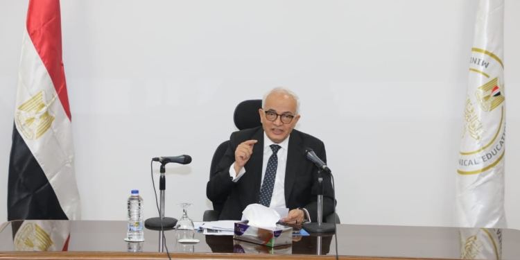 الخميس 27 يونيو 2024 فى ضوء توجيهات الدكتور رضا حجازي وزير التربية والتعليم والتعليم الفني ورئيس مجلس إدارة الأكاديمية المهنية للمعلمين للارتقاء بمنظومة اعتماد خدمات التنمية المهنية المقدمة لأعضاء هيئة التعليم، تم اعتماد مدربين TOT في مجال تخصص STEM ومجال تخصص التربية الخاصة. وأوضحت الدكتورة زينب خليفة مدير الأكاديمية المهنية للمعلمين أنه تم موافقة السلطة المختصة على اعتماد المراجعين والمدربين TOT وفق الشروط والإجراءات التي تم اعتمادها، مشيرة إلى أنه قد أتم المتقدمون للاعتماد كمدربين TOT في مجال تخصص STEM ومجال تخصص التربية الخاصة جميع الإجراءات، وقامت الإدارة العامة لمركز لمعلومات بالتنسيق مع الإدارة العامة لاعتماد جودة منظومة التدريب ببناء منظومة إلكترونية متكاملة على منصة المعلم وما يتبعها ويرافقها من إجراءات وأعمال تمت على المنصة الرقمية للتدريب بالتعاون بين جميع المكلفين بالأعمال. وأضافت الدكتورة زينب خليفة انه قد أنهى المتقدمون وعددهم 150 متقدمًا للاعتماد من جميع محافظات الجمهورية من استكمال الملف الإلكتروني على المنصة الرقمية للتدريب، ورفع فيديو لا تزيد مدته عن خمس دقائق للمدرب، وتم تقييم الملف الإلكتروني من قبل خبراء من أعضاء هيئة التدريس بالجامعات المصرية وخبراء الميدان، وتقديم الملف الورقي لمطابقته مع الملف الإلكتروني على قاعدة التنمية المهنية، ثم تم فتح موديولات التدريب للمادة المعرفية وإجراء اختبار إلكتروني معد من خلال بنك أسئلة، وتم إنهاء المقابلات الشخصية للمتقدمين يوم 28-5-2024، وتم رصد النتائج وإصدار الشهادات لمن اجتاز وفقًا للمعايير والقواعد المعمول بها. وأشارت رئيس الأكاديمية المهنية للمعلمين، أنه قد شملت المقابلات الشخصية للمتقدمين وتقييمهم تقديم عرض فردي لكل متقدم في القاعات المجهزة بالأكاديمية بناء على مجالات ومعايير ومؤشرات اعتماد المدربين وفق استمارة التقييم المعدة من قبل الإدارة العامة لتصميم المعايير وشملت ثلاثة مجالات رئيسية، وهي مهنية المدرب، وإدارة الجلسات التدريبية، وتقويم تعلّم المتدربين، وقد اجتاز المقابلة الشخصية بنجاح عدد 110 مدرب TOT تربية خاصة وعدد 25 مدرب TOT في مجال تخصص STEM. وجدير بالذكر أنه شارك فى لجان اعتماد المدربين نخبة من المتخصصين من السادة أعضاء هيئة التدريس بالجامعات والمراكز البحثية المصرية وهم الدكتور رمضان محمد رمضان مساعد وزير التربية والتعليم والتعليم الفني للامتحانات والتقويم التربوي، والدكتورة أمل سويدان رئيس قطاع الدراسات التربوية بالمجلس الأعلى للجامعات والدكتورة مايسة فاضل رئيس قطاع التعليم العام الأسبق، والدكتور حسيب على حسيب من المركز القومى للامتحانات والتقويم التربوي، والدكتور عمرو مصطفى بكلية الدراسات العليا للتربية جامعة القاهرة، والدكتور تامر المصرى من المركز القومى للبحوث التربوية والتنمية، والدكتور محمود عطيه أستاذ مساعد تكنولوجيا التعليم بكلية التربية جامعة عين شمس، والدكتورة منى شعبان أستاذ مساعد بكلية التربية جامعة الفيوم، والدكتور أحمد عبد النظير أستاذ مساعد تخصص تربية خاصة بجامعة عين شمس، والدكتورة جيلان السيد بكلية التربية جامعة عين شمس، والدكتورة مروة كمال بالمركز القومى للامتحانات والتقويم التربوي، والدكتورة أفراح محمد الصياد بكلية التربية جامعة عين شمس.