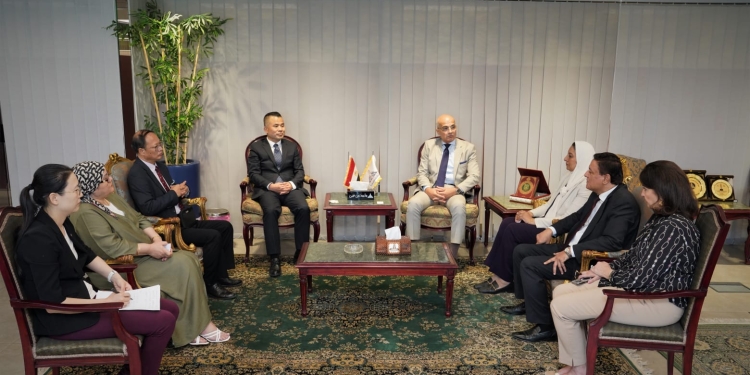 رئيس جامعة عين شمس يستقبل وفدا رفيع المستوى من جامعة الشعب الصينية