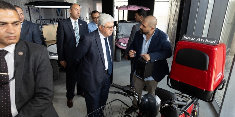لبحث التعاون في صناعة السيارات الكهربائية..عاشور يتفقد مقر شركة “متجر” لحلول التنقل