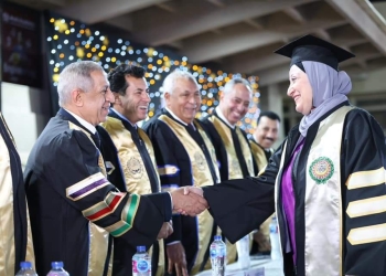 وزير الشاب ورئيس الاكاديمية فى حفل تخريج طلاب الدراسات العليا