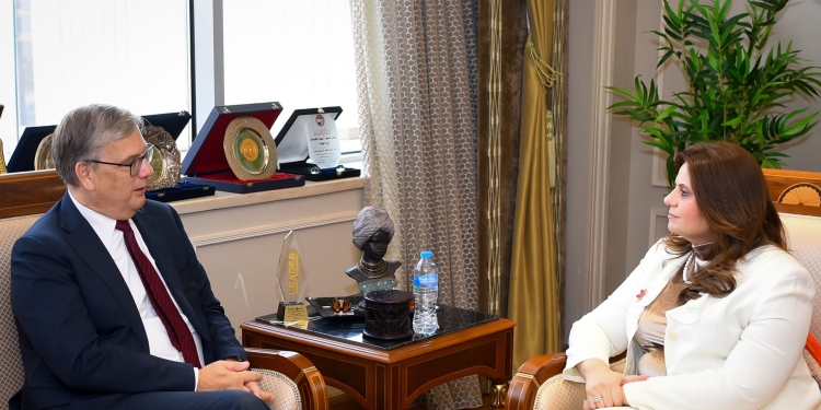 وزيرة الهجرة مع سفير هولندا