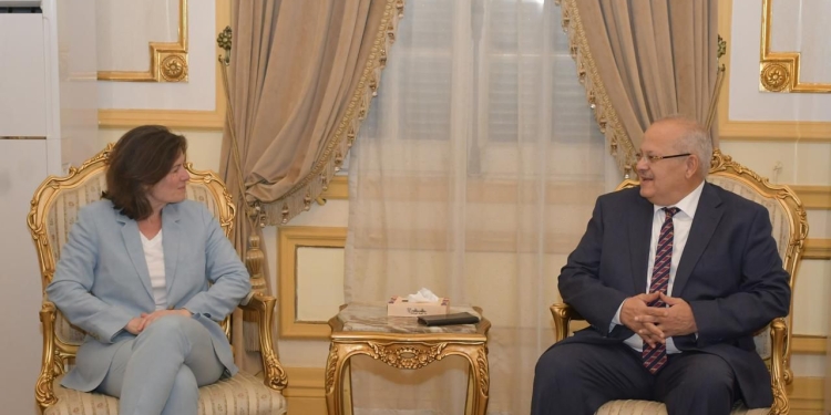 رئييس جامعة القاهرة مع رئيسة جامعة السوربون