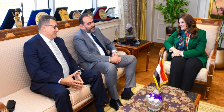 وزيرة الهجرة مع المستثمر الكندى