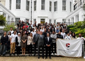 طلاب الجامعة البريطانية يلتقون بالسفير المصري خلال تواجدهم في المملكة المتحدة