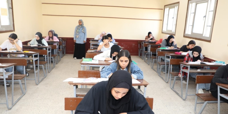 أمهات مصر: علم النفس والجيولوجيا والجبر يرسمون البسمة على وجوه لطلاب الثانوية العامة