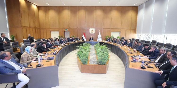 عاشور: تحديد عدد ونوع المستشفيات الجامعية المطلوبة لكل إقليم جغرافي