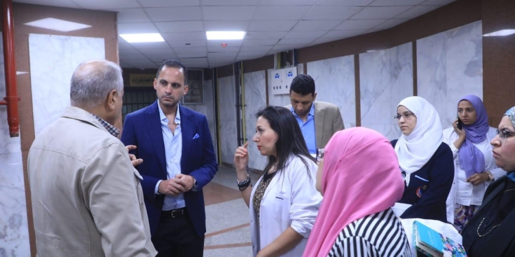 نائب وزير الصحة يطمئن على الحالة الصحية للمرضى في أقسام مستشفى عين شمس العام