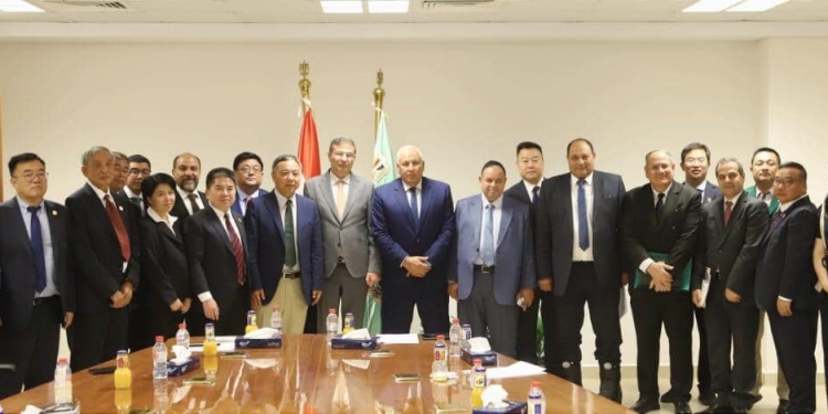 وزير الزراعة يستقبل وفد جامعة الصين” للتعاون  في المحاصيل الاستراتيجية عالية الانتاجية”