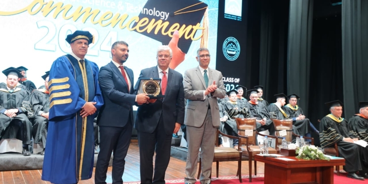 وزير التعليم العالي ومحافظ الجيزة يشهدان حفل تخرج طلاب جامعة العلوم والتكنولوجيا بمدينة زويل