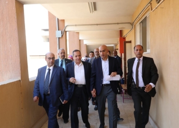 يصل عدد الطلاب بها لأكثر من 120 طالب بالفصل.. وزير التربية والتعليم يتفقد عددًا من مدارس المرج 
