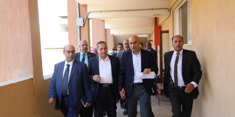 يصل عدد الطلاب بها لأكثر من 120 طالب بالفصل.. وزير التربية والتعليم يتفقد عددًا من مدارس المرج