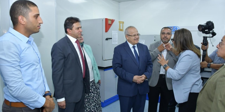 الخشت يفتتح تطوير وتوسعات مركز البحوث الانتقالية والأمان الحيوى بـ«صيدلة القاهرة»