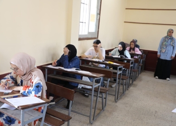 أمهات مصر: علم النفس والجيولوجيا والجبر يرسمون البسمة على وجوه لطلاب الثانوية العامة