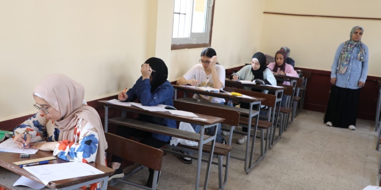 أمهات مصر: علم النفس والجيولوجيا والجبر يرسمون البسمة على وجوه لطلاب الثانوية العامة
