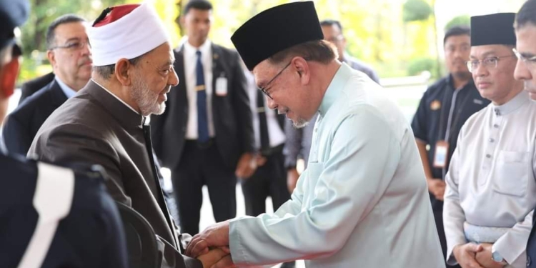 رئيس الوزراء الماليزي يستقبل شيخ الأزهر ويؤكدان أهمية تعزيز التعاون العلمي والدعوي