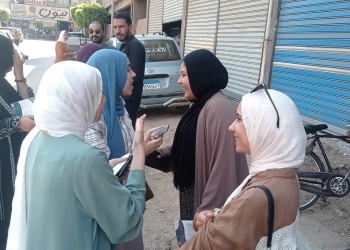 أمهات طلاب الثانوية العامة 2024 يودعن الامتحانات بالورود «صور»