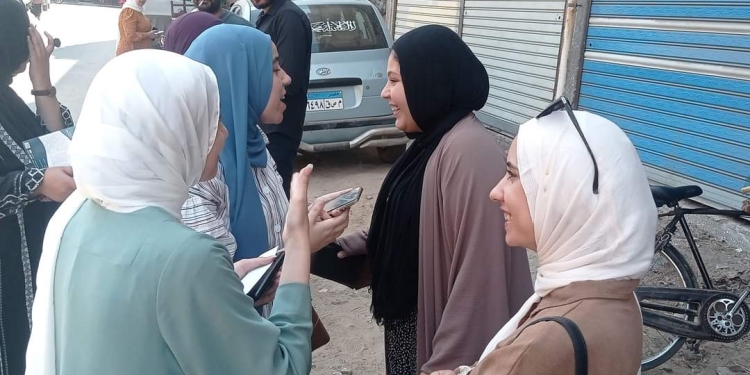 أمهات طلاب الثانوية العامة 2024 يودعن الامتحانات بالورود «صور»