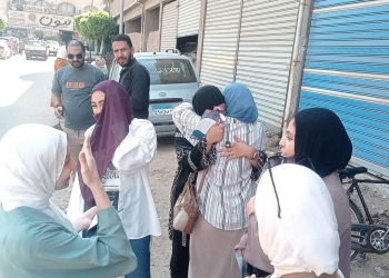 أمهات طلاب الثانوية العامة 2024 يودعن الامتحانات بالورود «صور»