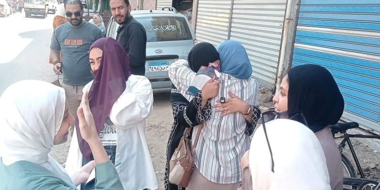 أمهات طلاب الثانوية العامة 2024 يودعن الامتحانات بالورود «صور»