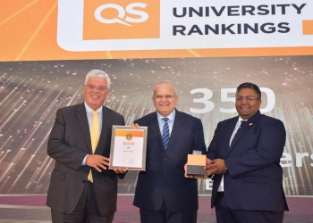 الخشت يتسلم شهادة حصول جامعة القاهرة على المركز الأول في مصر في تصنيف QS البريطاني