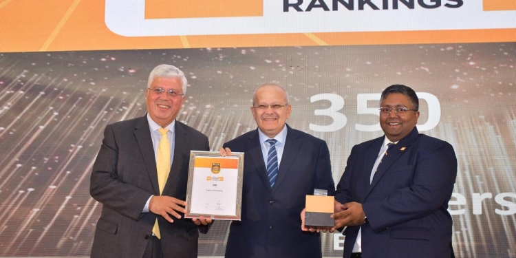 الخشت يتسلم شهادة حصول جامعة القاهرة على المركز الأول في مصر في تصنيف QS البريطاني