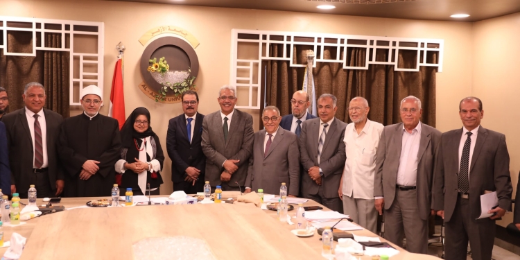رئيس جامعة الأزهر يشيد بجهود مركز الحاسب الآلي في تنظيم الاختبارات الشفهية ويصدق على إنشاء مجلة علمية للمركز
