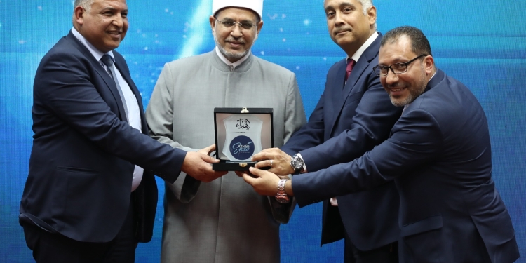 رئيس جامعة الأزهر يشيد بالجهود العلمية والمجتمعية لكلية طب الأسنان