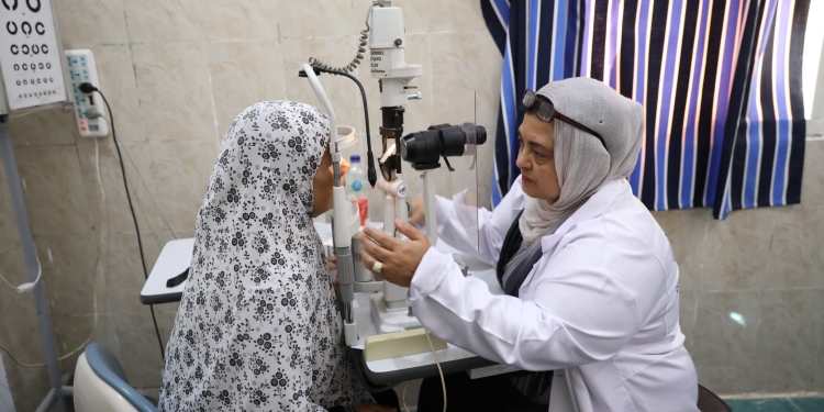 جامعة الأزهر :إقبال كبير على القافلة الطبية برأس غارب