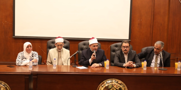 رئيس جامعة الأزهر يشهد تكريم الدفعة الثانية في ( دورة الأحاديث النبوية ودراسة الأسانيد والعلل)