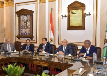 رئيس جامعة القاهرة يجتمع مع مجلس أمناء مستشفى المعهد القومي للأورام الجديد 500 500 