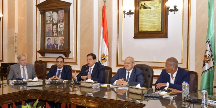 رئيس جامعة القاهرة يجتمع مع مجلس أمناء مستشفى المعهد القومي للأورام الجديد 500 500