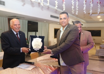 الزناتي يكرم عدد من المعلمين ورواد العمل النقابي بمحافظة المنيا