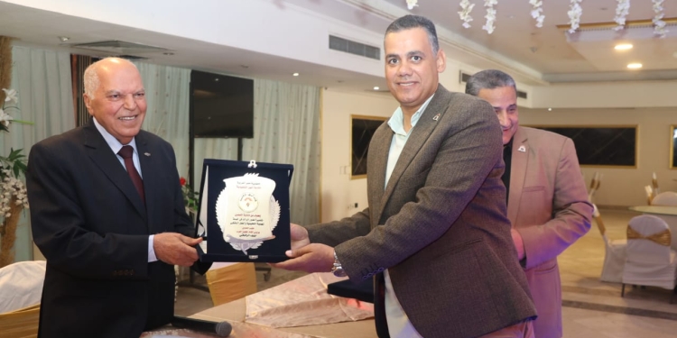 الزناتي يكرم عدد من المعلمين ورواد العمل النقابي بمحافظة المنيا