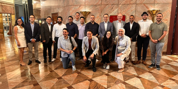 رئيس مجلس أمناء الجامعة الألمانية بمصر يلتقي عددًا من الخريجين في ألمانيا