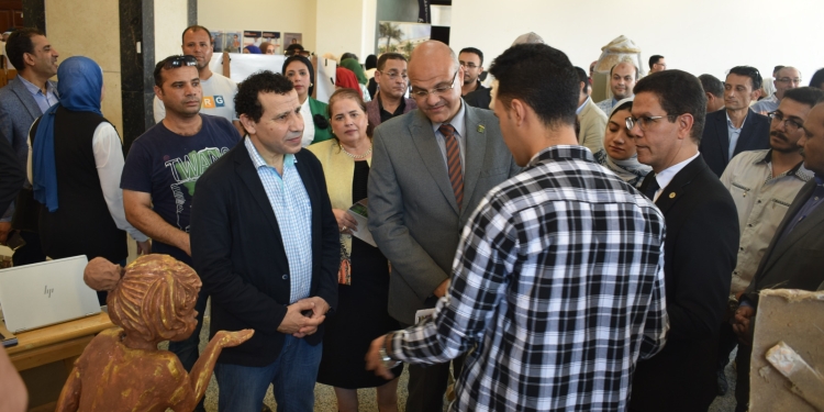 محافظ القليوبية ورئيس جامعة بنها يفتتحان معرض مشروعات التخرج الأول للطلاب