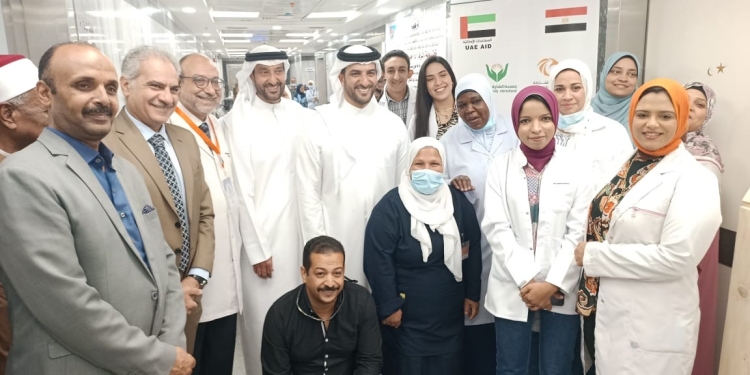 نائب حاكم إمارة الشارقة يتابع فاعليات مبادرة علاج مرضي العيون بمستشفي أسوان الجامعي
