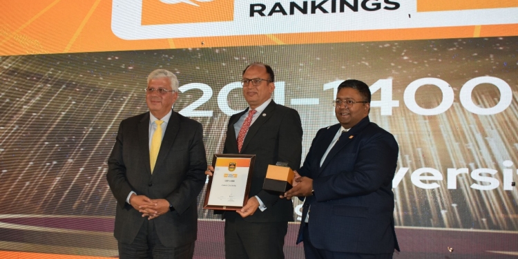 وزير التعليم العالي يكرم رئيس جامعة حلوان لتواجد الجامعة المتميز في تصنيف QS العالمي