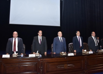 الخشت يكرم عددًا من قيادات جامعة القاهرة والعمداء السابقين