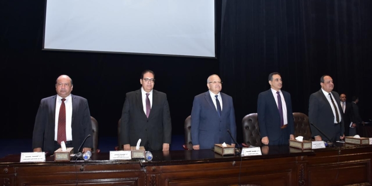 الخشت يكرم عددًا من قيادات جامعة القاهرة والعمداء السابقين