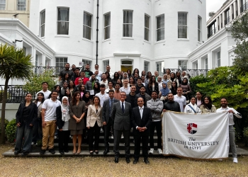 السفير المصرى مع طلاب الجامعة البريطانية